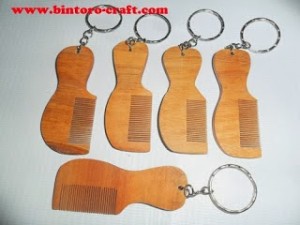 souvenir gantungan kunci sisir kayu