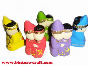 Contoh Souvenir Perusahaan Boneka Keramik Dobo