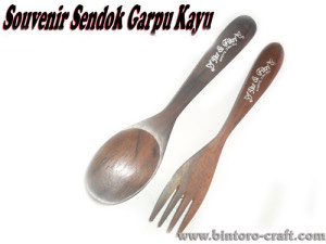 souvenir sendok garpu kayu