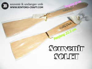 souvenir solet kayu murah